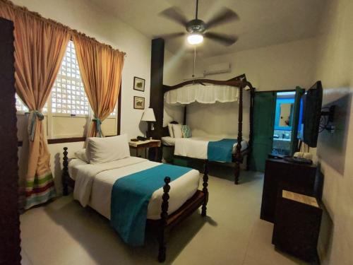 Superior Deluxe with Queen and Single Bed room in Paradores Del Castillo