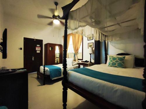Superior Deluxe with Queen and Single Bed image 2