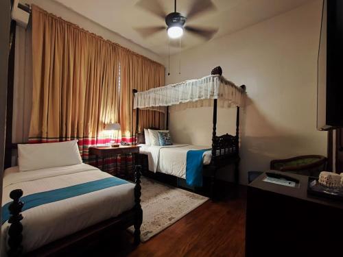 Superior Deluxe with Queen and Single Bed image 4