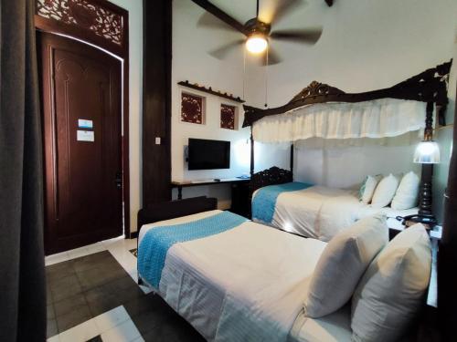 Superior Deluxe with Queen and Single Bed image 8