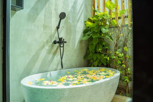 Hot tub, Rainforest Hotel by NSUN near Teuk Chhou Rapids