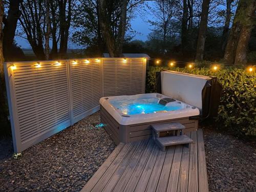 Masažna kad, Luxury retreat with hot tub & wood burner - Mylor in Mylor