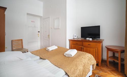 Double Room image 10