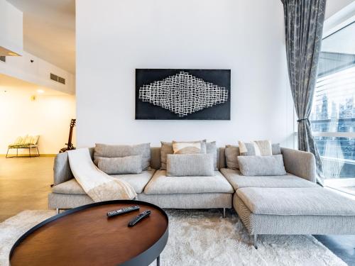 Lakeside Serenity Retreat with Soothing Lake Views, Dubai (photo 7)