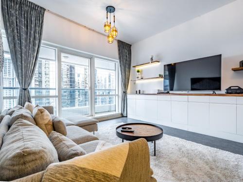 Lakeside Serenity Retreat with Soothing Lake Views, Dubai (photo 8)