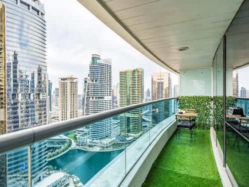 Lakeside Serenity Retreat with Soothing Lake Views, Dubai (photo 3)