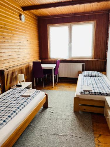 2 twin beds