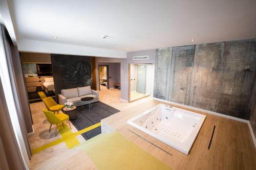 Suite with Hot Tub with Spa Access
