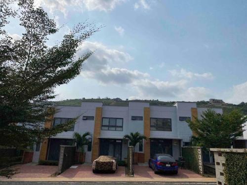 Modern 2 bedroom Townhouse in Accra