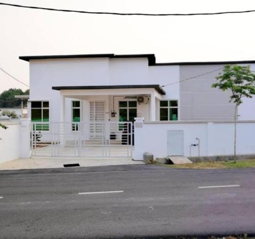 Homstay Bukit Katil Ayer Keroh - 4 Rooms For 9 Pax With Wifi & Smart TV