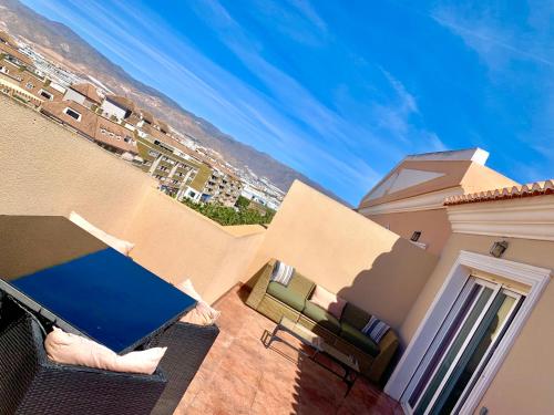  ÁTICO DELUXE entre CENTRO y PLAYA Salinas con TERRAZA, WIFI, PISCINA climatizada, GYM, SAUNA y GARAJE -Smart TV in Roquetas de Mar