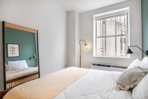 FiDi 1BR w Residents Bar Golf Simulator Gym NYC-270, New York (Foto 8)