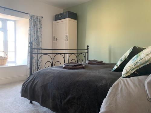 Primrose Cottage - Tideswell, Peak District - Tap to explore photos