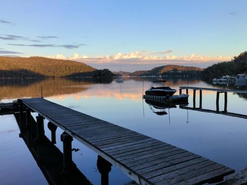 Cosy Cottage Above the Hawkesbury w/ Jetty