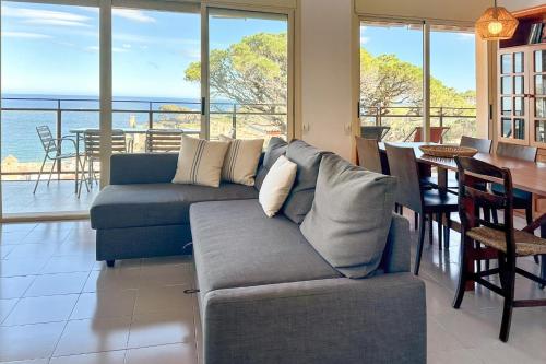 LETS HOLIDAYS Pool and sea views apartment with 1 parking space - image 4