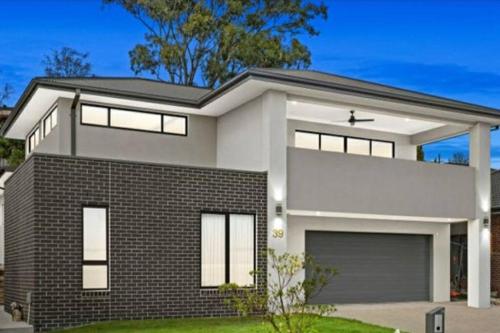 Cheerful 3 bedroom home with parking in Chirnside Park