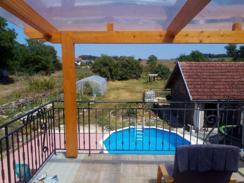 Peldbaseins, Petit logement avec entrée indépendante (Petit logement avec entree independante) in Colombotte