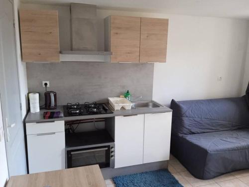 Iekārtas, Petit logement avec entrée indépendante (Petit logement avec entree independante) in Colombotte