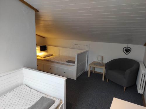 1 queen bed, 2 twin beds