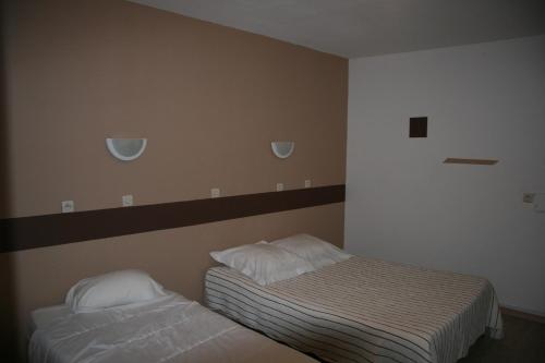 Triple Room with Bath image 3