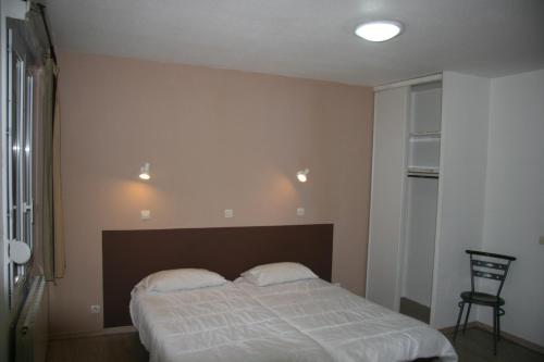 Twin Room with Bathroom image 1