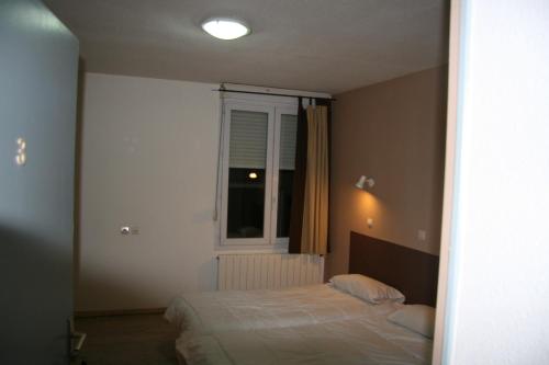 Triple Room with Bath image 1