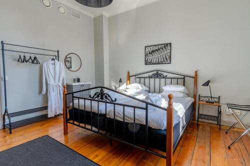 1 queen bed