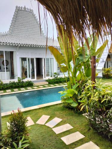 Bali Piramidas White Villas