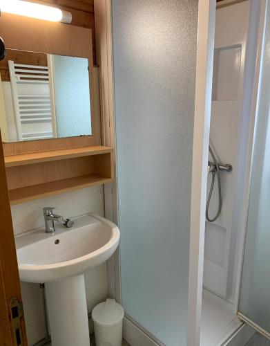 2 bedrooms, 5 beds