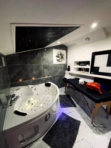 Suite romantique Spa Balnéothérapie (Suite romantique Spa Balneotherapie) in อชิโรเรส