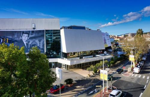 Cannes Croisette heart of the city - image 9