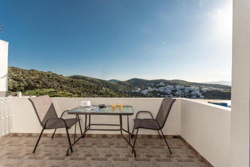 สภาพแวดล้อมโดยรอบ, Nick & Debbie's two-storey apartment in ลอส