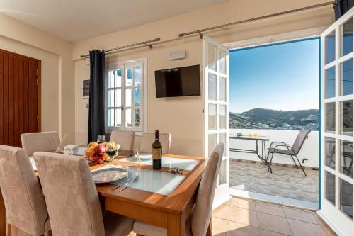 สภาพแวดล้อมโดยรอบ, Nick & Debbie's two-storey apartment in ลอส