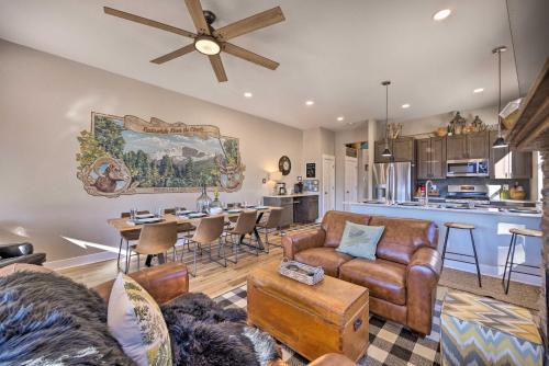 Woodland Park Townhome with Hot Tub and Mtn Views! in Woodland Park, USA