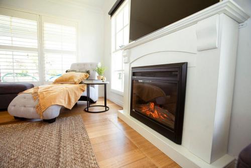 Beachside Getaway Bay Views North Shore VIC Sleeps 12 Free Wifi