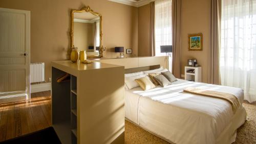 Chateau La Thuiliere in Saint Front De Pradoux