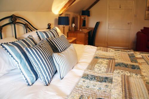 1 king bed, 1 twin bed, 2 sofa beds