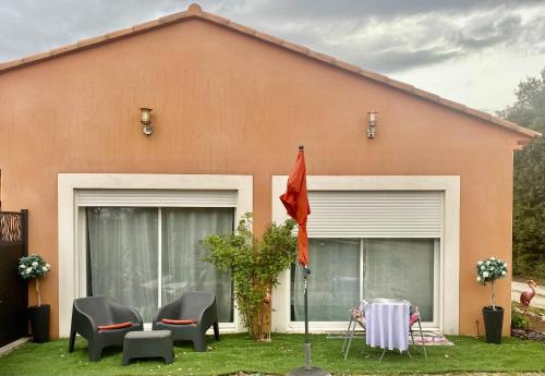 Chambre privée indépendante au cœur du Luberon (Chambre privee independante au cœur du Luberon) in Saint-Saturnin-les-Apt