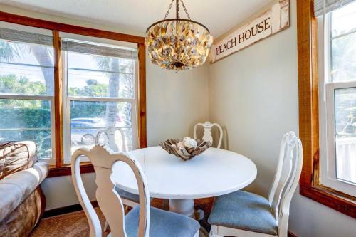 Indian Rocks Beach Cottage, Walk to Beach! in Indian Rocks Beach