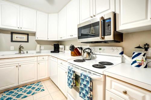 Indian Rocks Beach Cottage, Walk to Beach! in Indian Rocks Beach