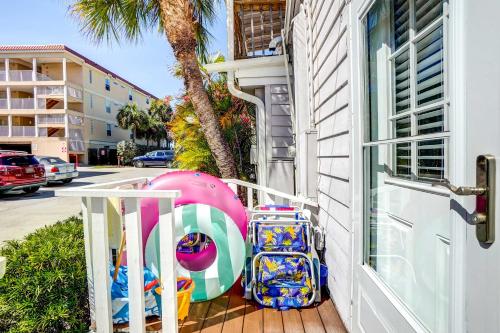 Indian Rocks Beach Cottage, Walk to Beach! in Indian Rocks Beach