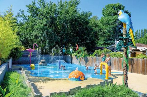 泳池, Mobilhome Confort Moana 1-6 p, Camping Sen-Yan 5 Stars in 美索