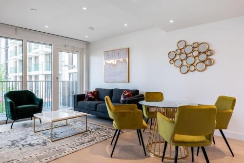 Modern bright flat with balcony, courtyard and gym