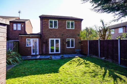 Entire 4BR House in Luton - Near M1 & Airport, FREE Parking