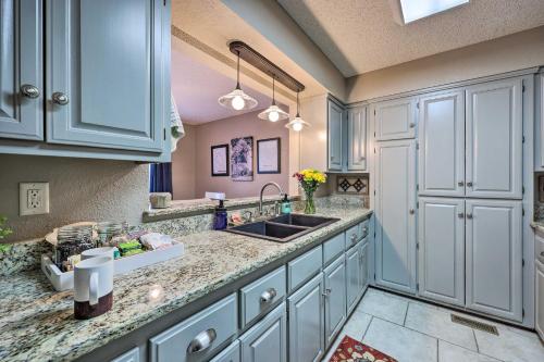 Bella Vista Townhome with Deck on Golf Course! - image 10