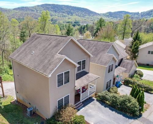 Spacious Mountain House - 10 minutes from Asheville & Biltmore!