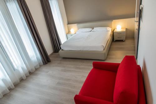 1 queen bed, 1 sofa bed, 1 futon bed