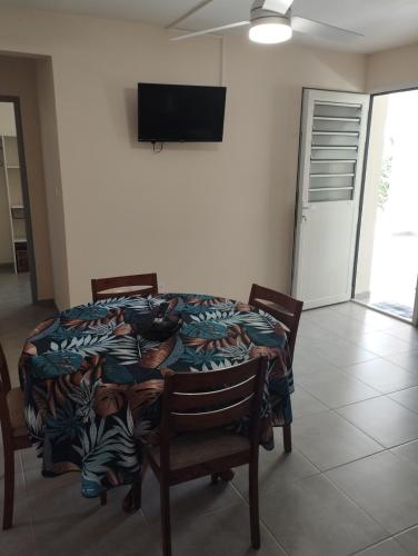 Közös társalgó / TV, Charmant logement situé à la campagne avec Spa (Charmant logement situe a la campagne avec Spa) in Le Robert