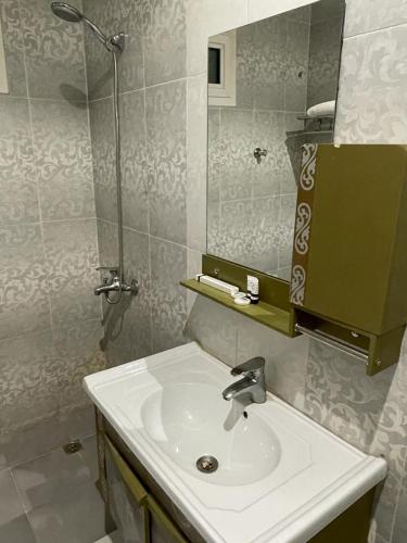 Bathroom, شقق البرذون للوحدات السكنية المخدومة in Ash Shifa
