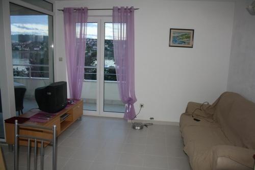 Apartments Car - main image